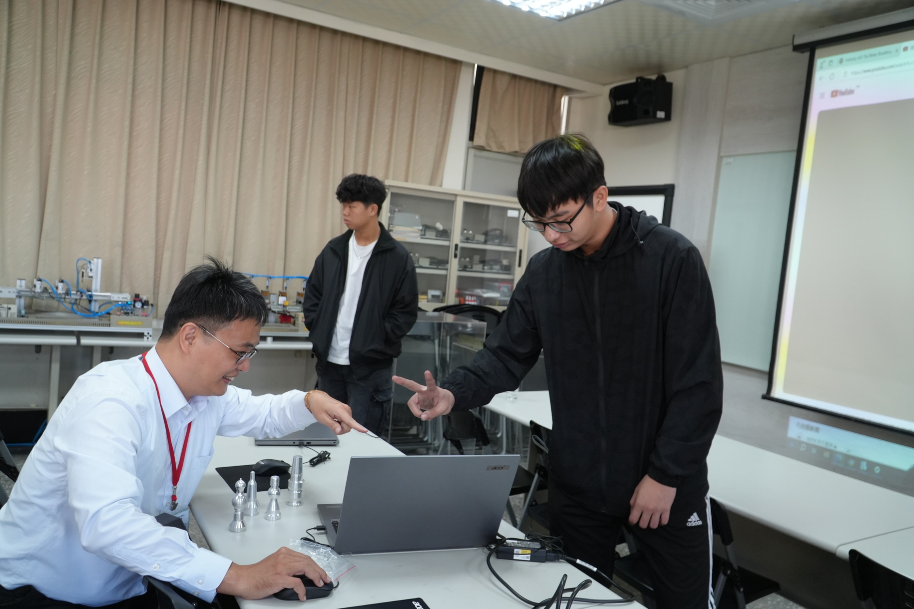 正修科技大學工管護理冬令營熱烈展開 動手玩智慧機器人與體驗臨床照護實務圖片