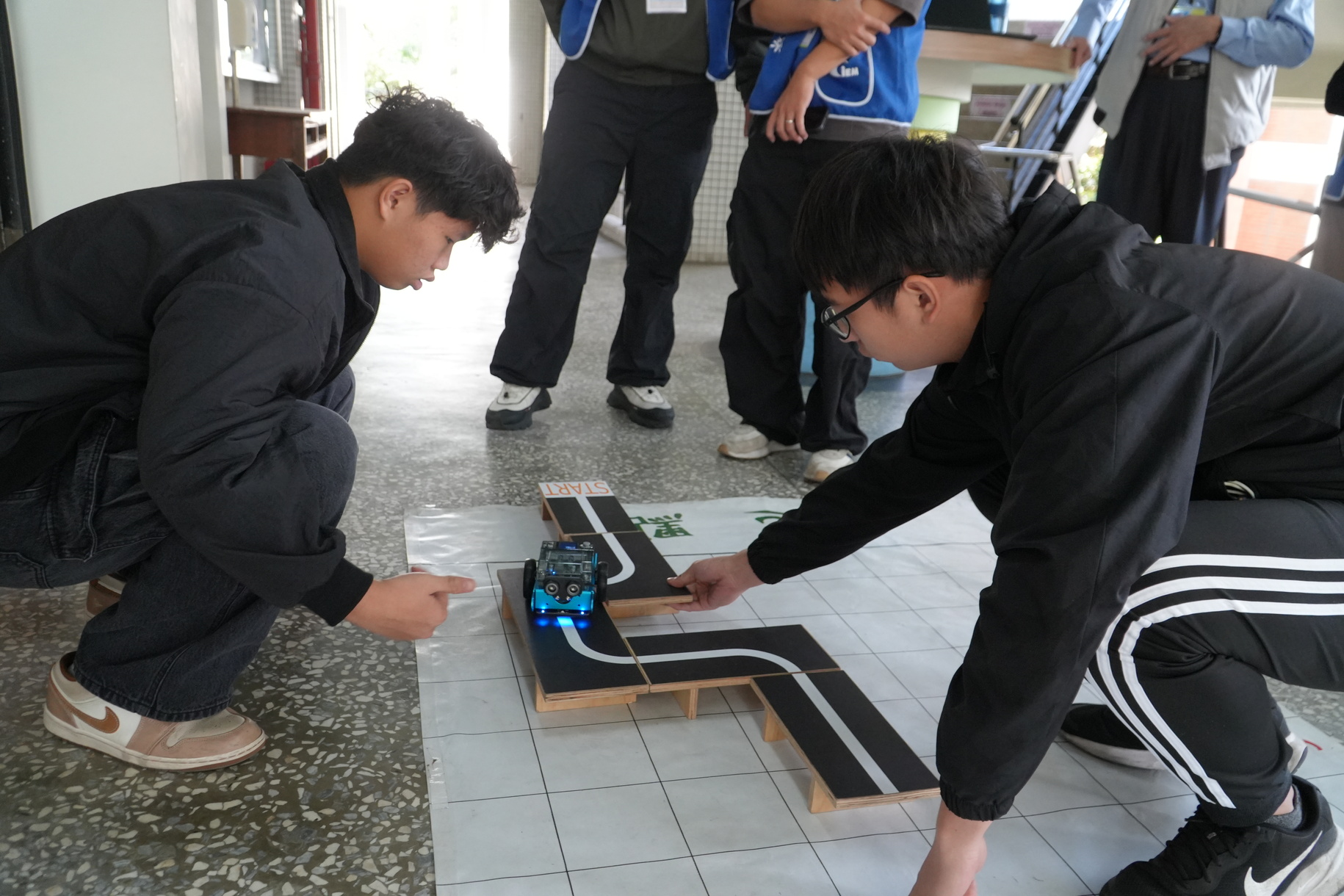 正修科技大學工管護理冬令營熱烈展開 動手玩智慧機器人與體驗臨床照護實務圖片