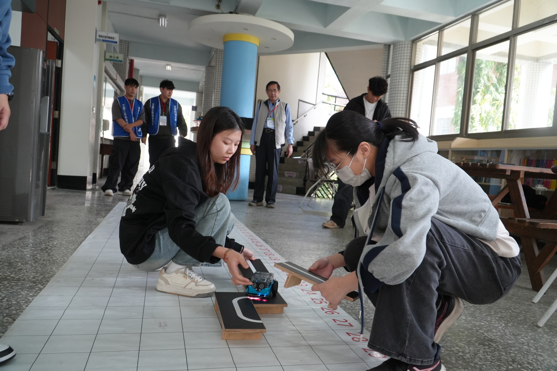 正修科技大學工管護理冬令營熱烈展開 動手玩智慧機器人與體驗臨床照護實務圖片