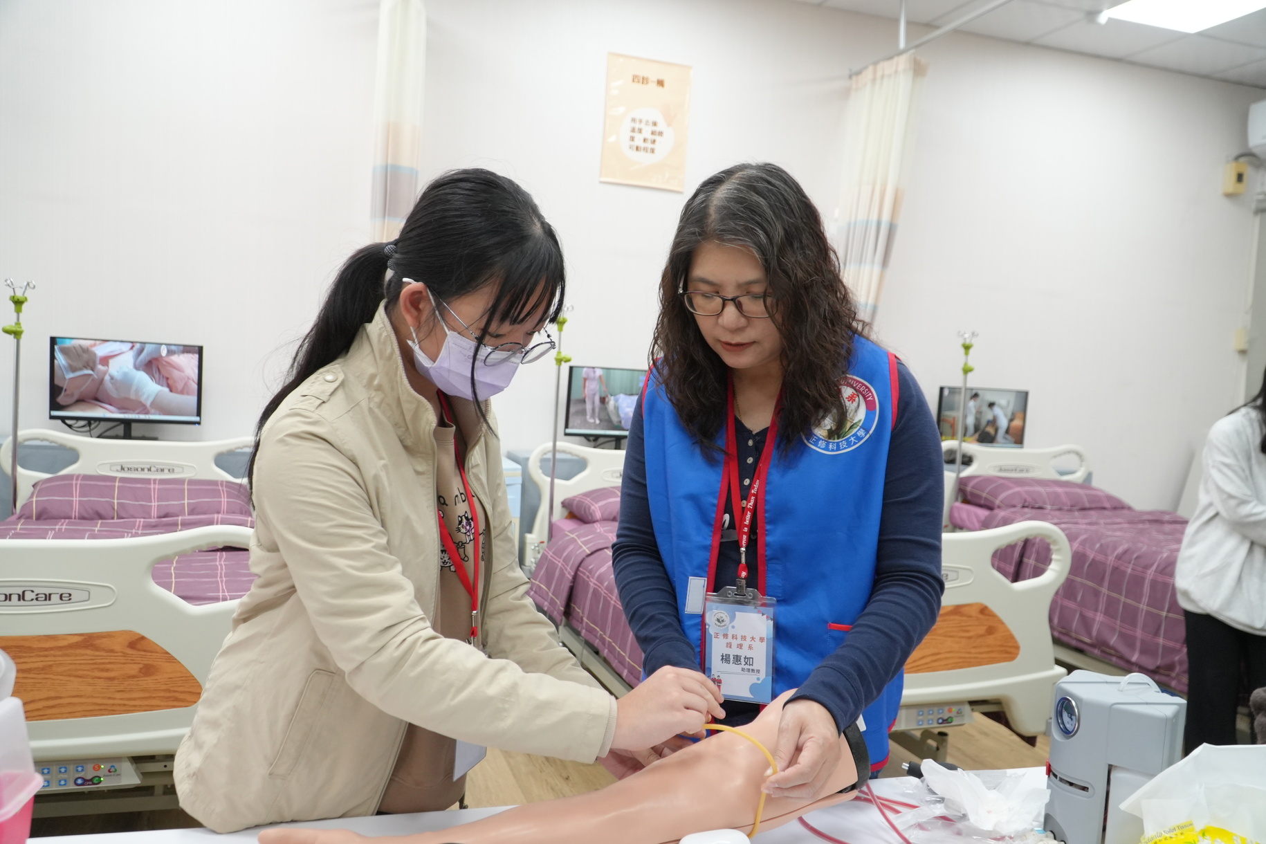 正修科技大學工管護理冬令營熱烈展開 動手玩智慧機器人與體驗臨床照護實務圖片