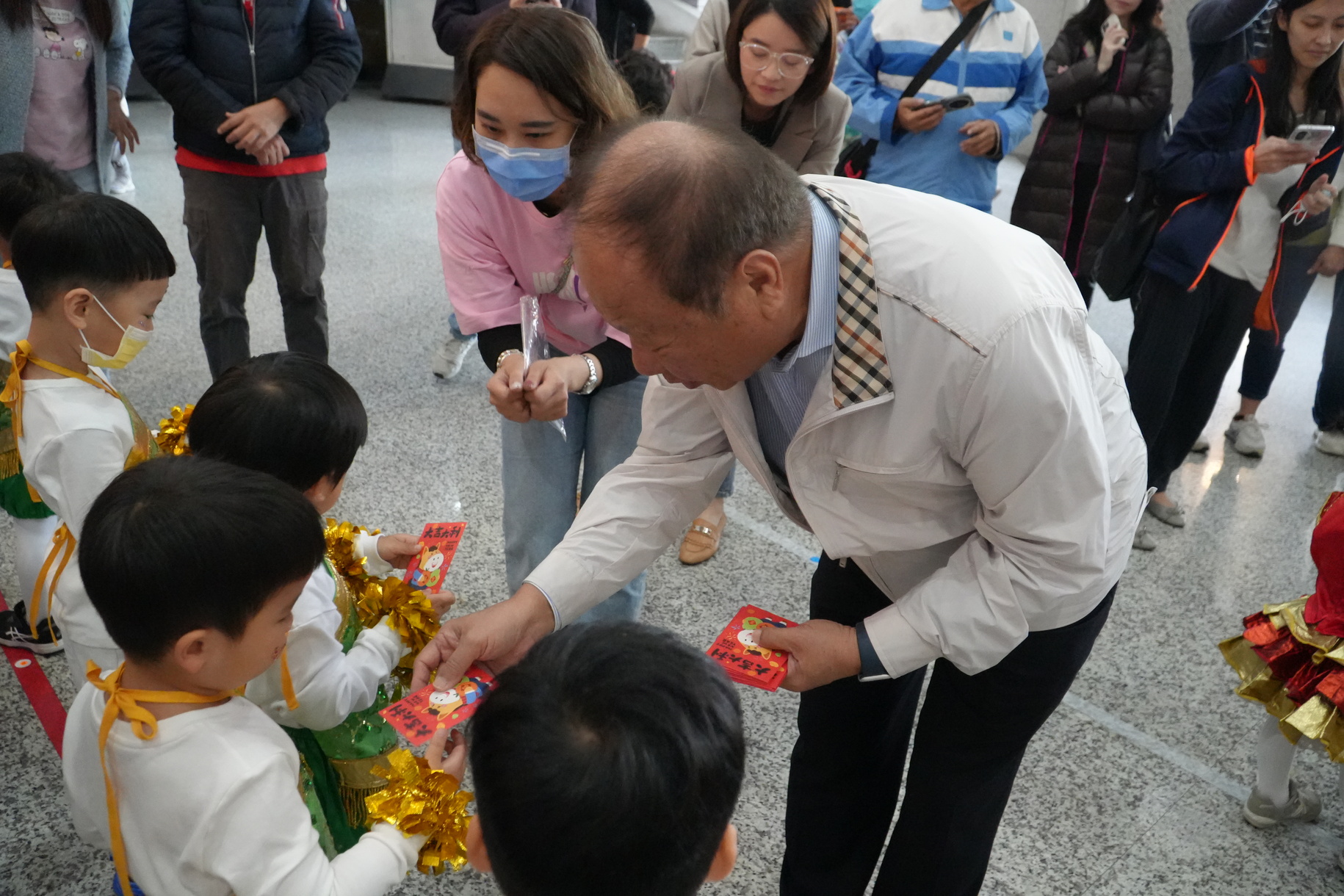 正修附幼載歌載舞賀新年 祝師長萬馬奔騰福氣滿載圖片
