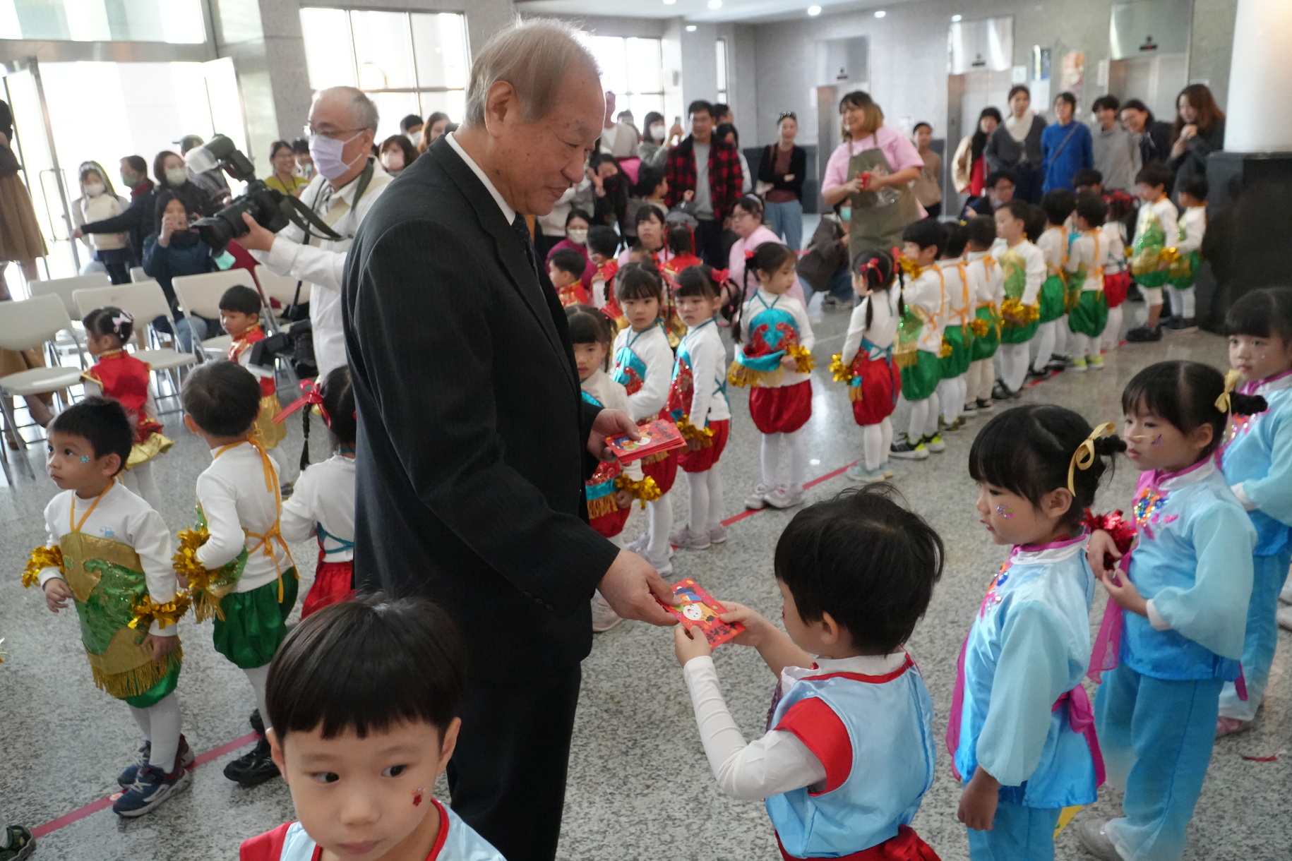 正修附幼載歌載舞賀新年 祝師長萬馬奔騰福氣滿載圖片