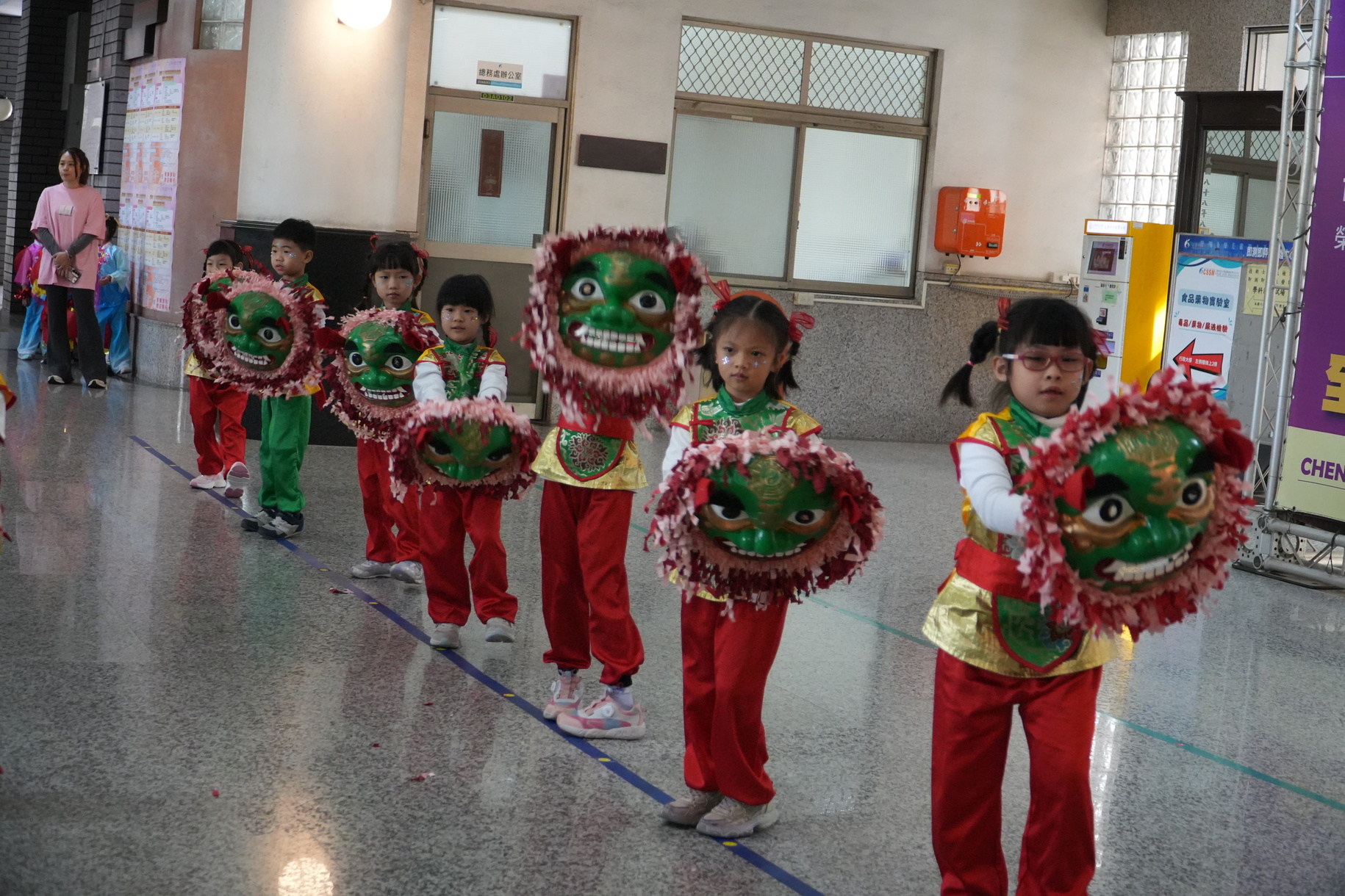正修附幼載歌載舞賀新年 祝師長萬馬奔騰福氣滿載圖片