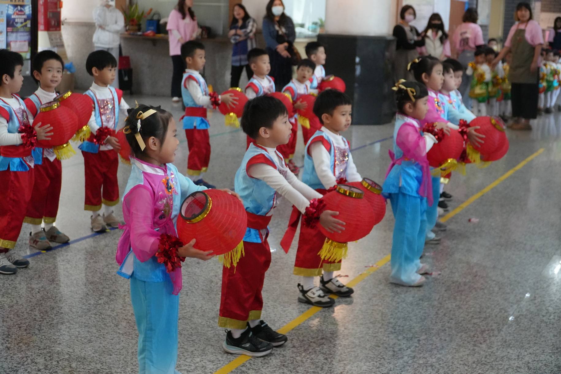 正修附幼載歌載舞賀新年 祝師長萬馬奔騰福氣滿載圖片