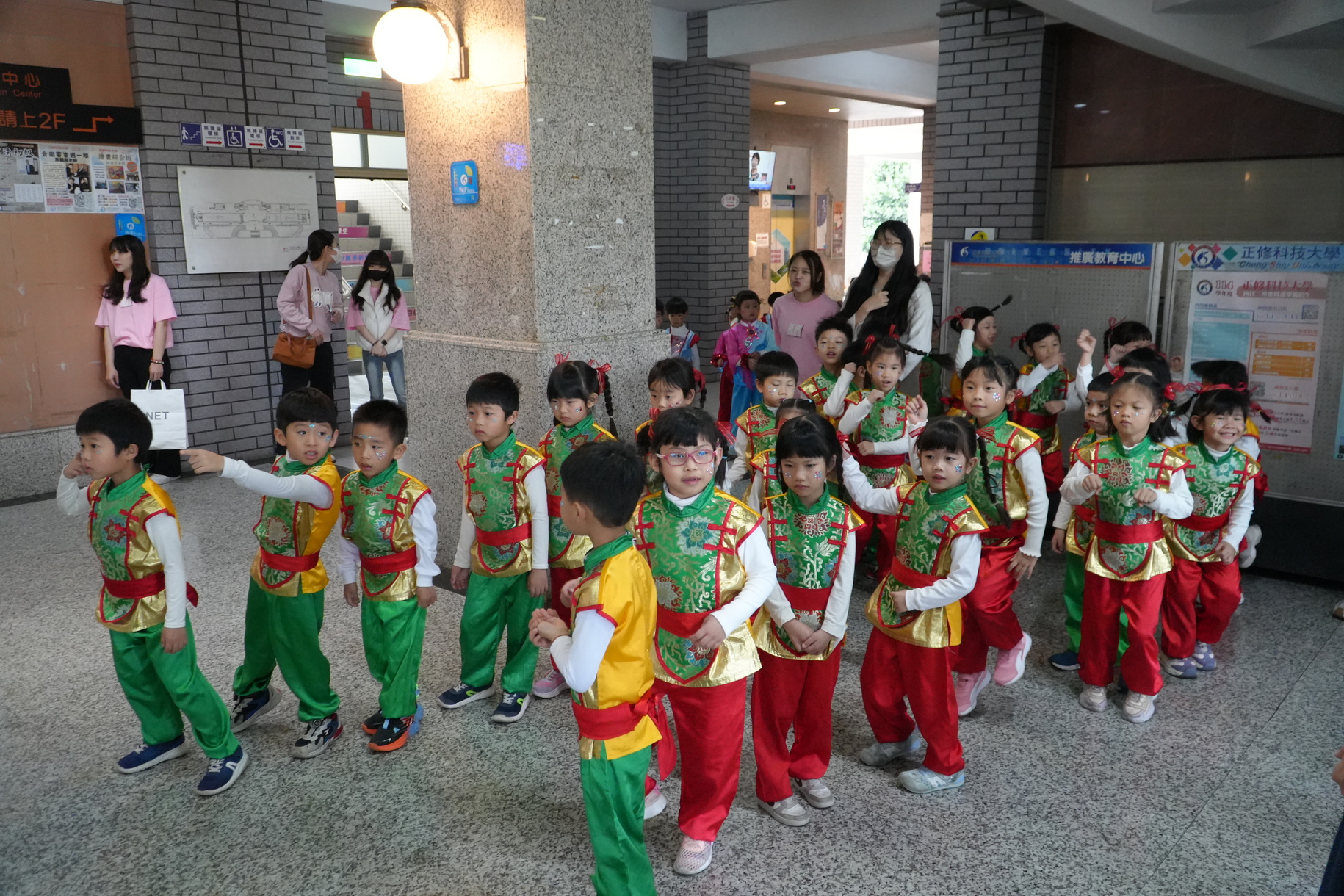 正修附幼載歌載舞賀新年 祝師長萬馬奔騰福氣滿載圖片