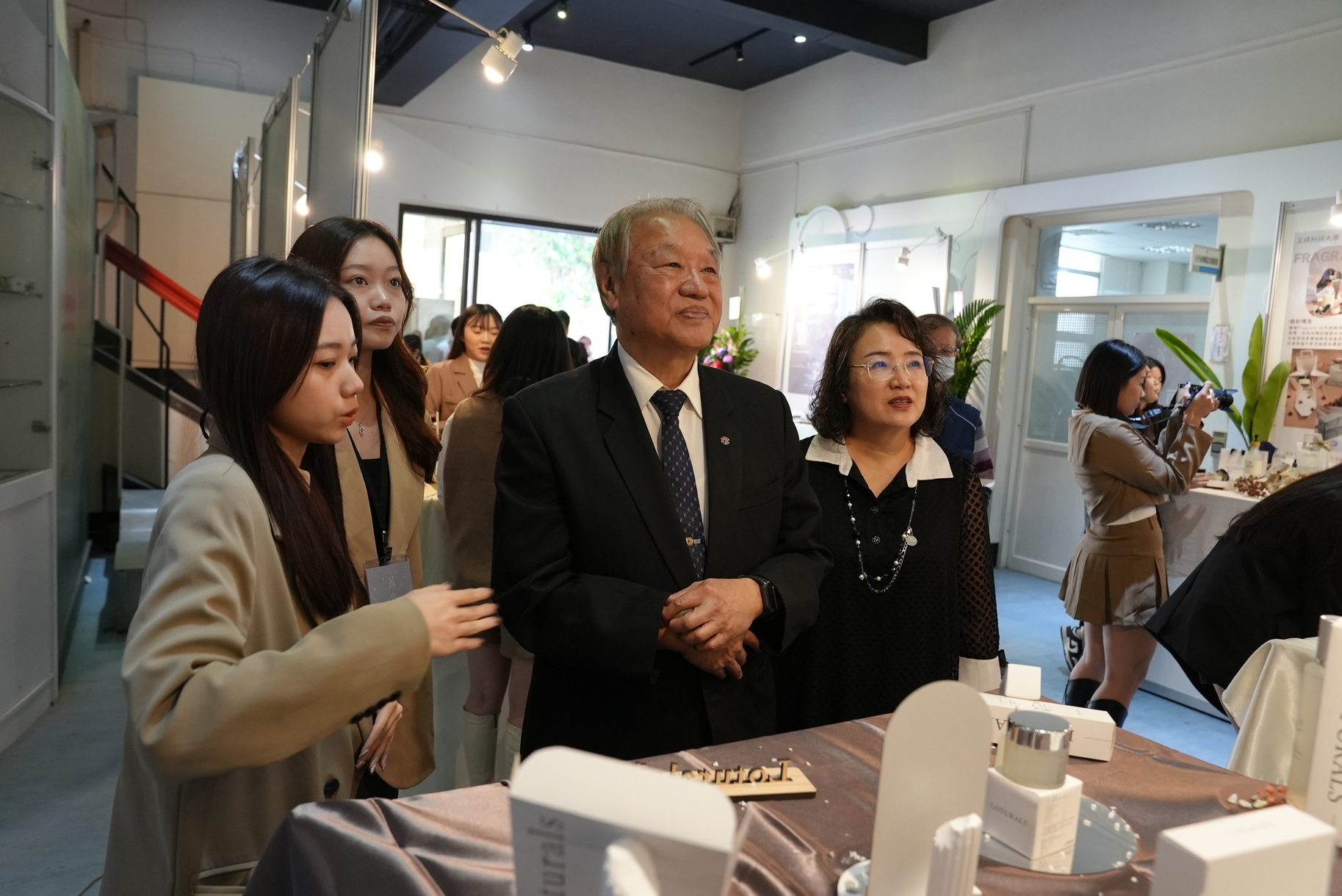 正修妝彩動靜態畢展光彩奪目 彩妝組「卜」視覺華麗 妝品組「苒光」植物萃取創意圖片