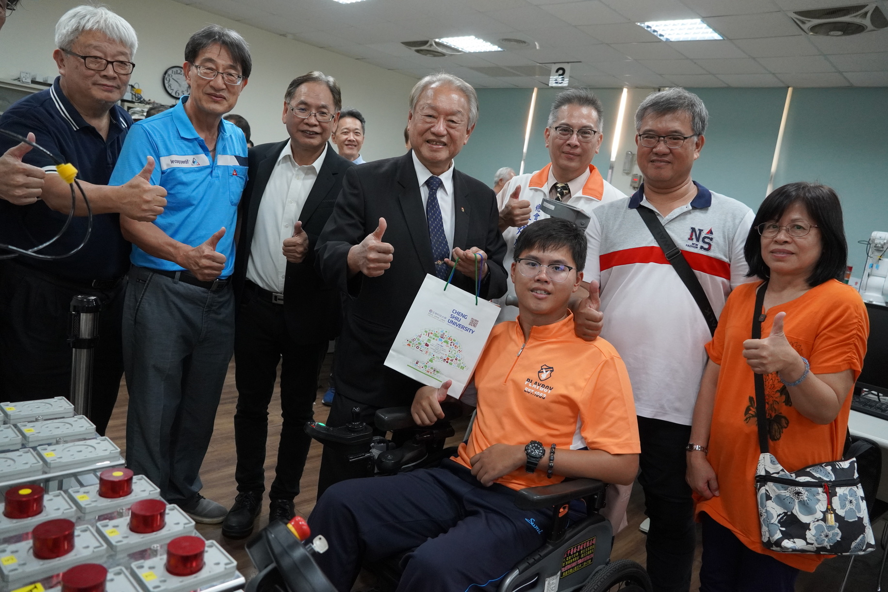 正修科大校友回娘家賀母校六十週年 奇蹟傘兵秦良丰重返母系展現生命力圖片