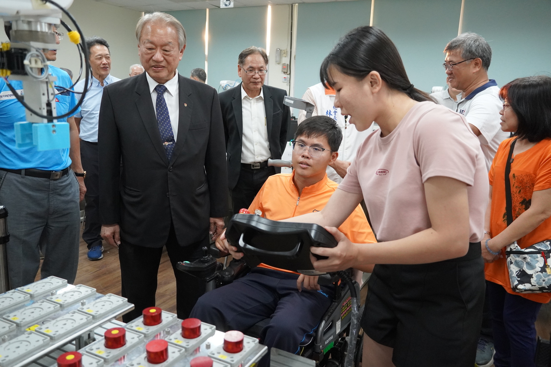 正修科大校友回娘家賀母校六十週年 奇蹟傘兵秦良丰重返母系展現生命力圖片