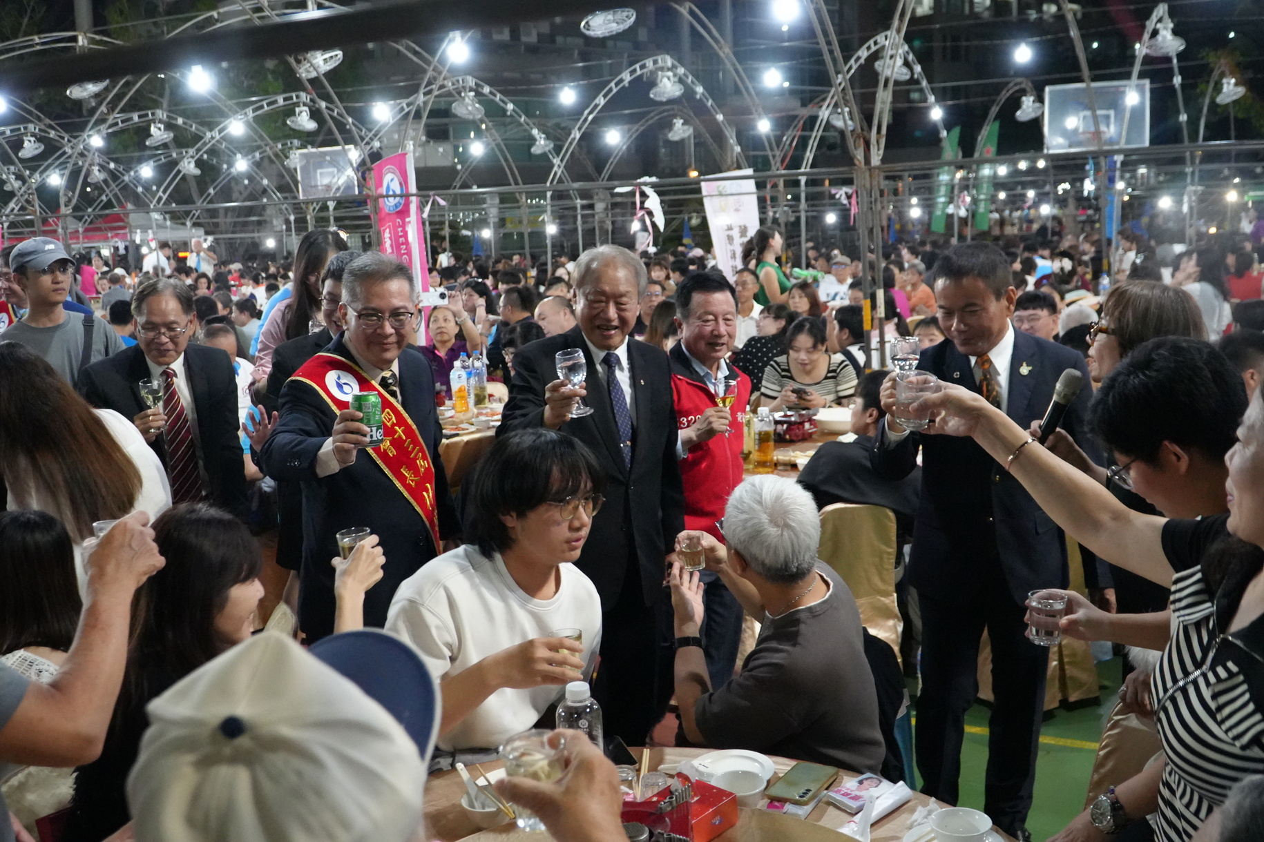 正修科大校友回娘家賀母校六十週年 奇蹟傘兵秦良丰重返母系展現生命力圖片