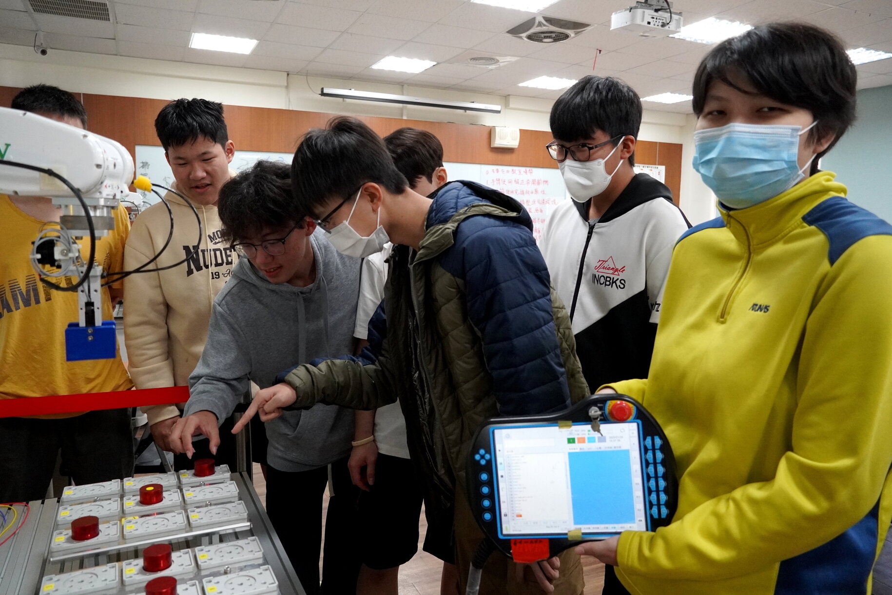 Exploration and Experience Camp: IM Try It Smart Machine Players of Department of Mechanical Engineering, Cheng Shiu University! Students Feel Energized to Operate Robotic ArmsImage