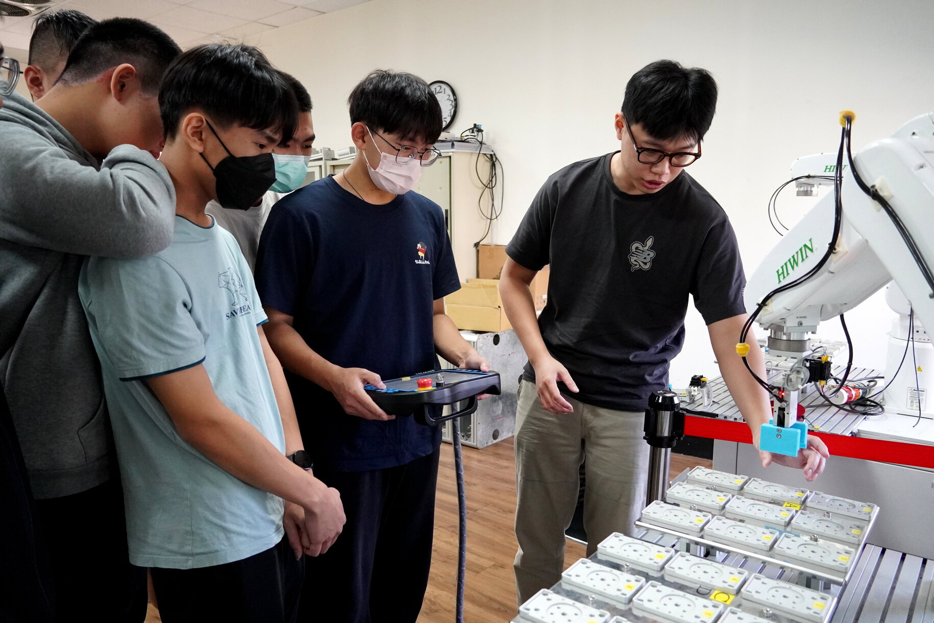 Exploration and Experience Camp: IM Try It Smart Machine Players of Department of Mechanical Engineering, Cheng Shiu University! Students Feel Energized to Operate Robotic ArmsImage