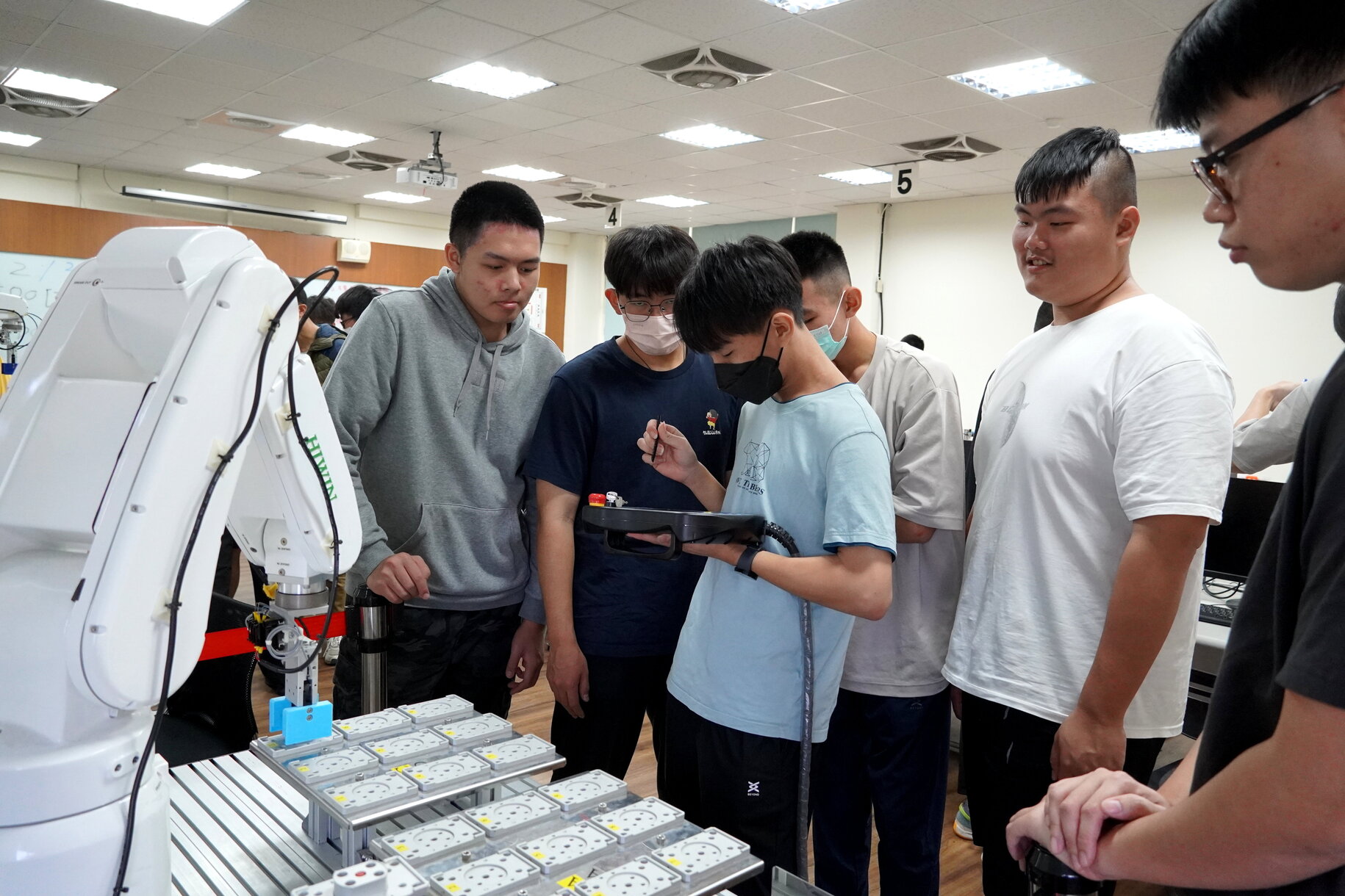 Exploration and Experience Camp: IM Try It Smart Machine Players of Department of Mechanical Engineering, Cheng Shiu University! Students Feel Energized to Operate Robotic ArmsImage