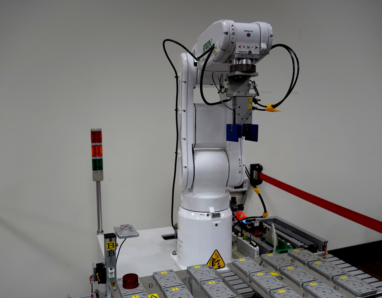 Exploration and Experience Camp: IM Try It Smart Machine Players of Department of Mechanical Engineering, Cheng Shiu University! Students Feel Energized to Operate Robotic ArmsImage