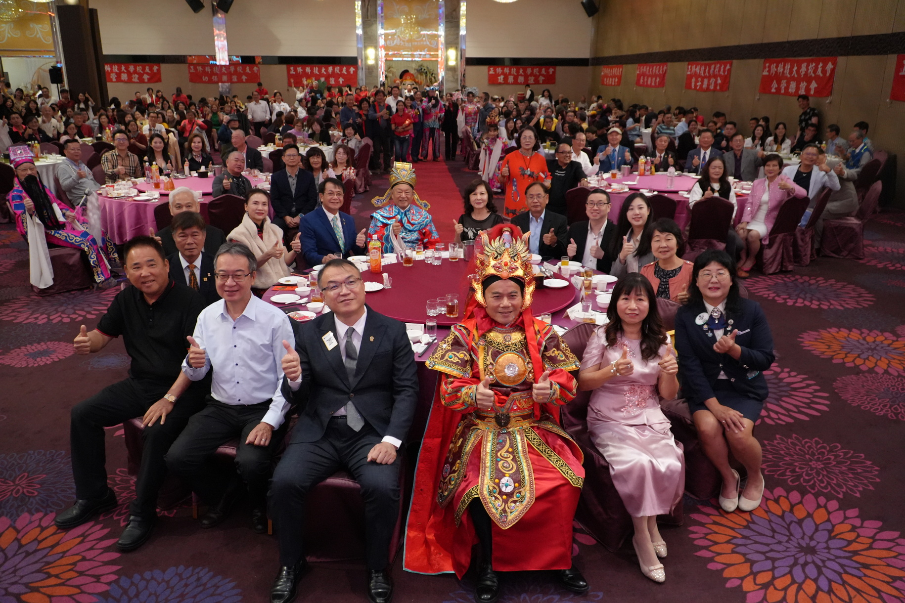 正修校友總會新春團拜盛大登場  近700位校友齊聚敘情誼迎新春圖片