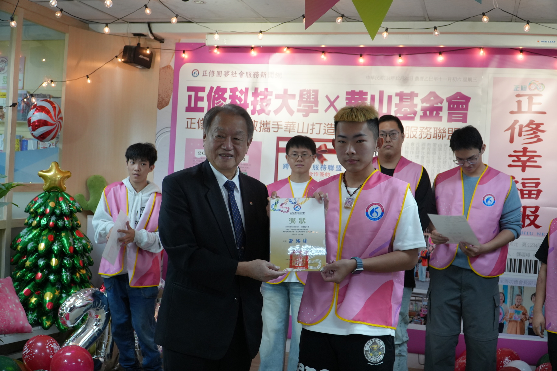 Special Education “Dream Realization” Giant Project at Cheng Shiu University’s 60th Anniversary: Heartwarming Results with 8 Giants Collaborating with Huashan to Care for the Elderly in the CommunityImage