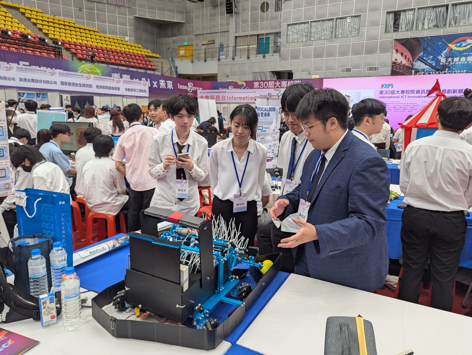 大專院校創新競賽正修資管系表現亮眼 自動撿羽毛機奪資訊應用組第一名殊榮圖片