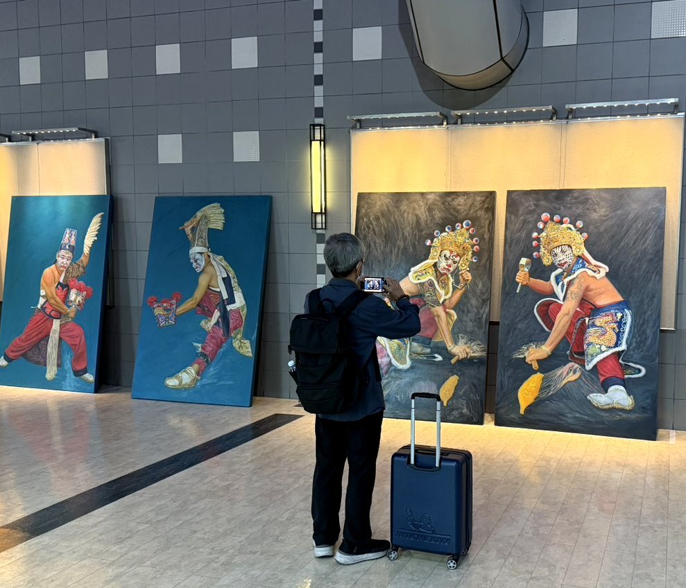 高雄機場將神演藝-莊洊有油畫個展 呈現神將臉譜 步伐 服飾圖片