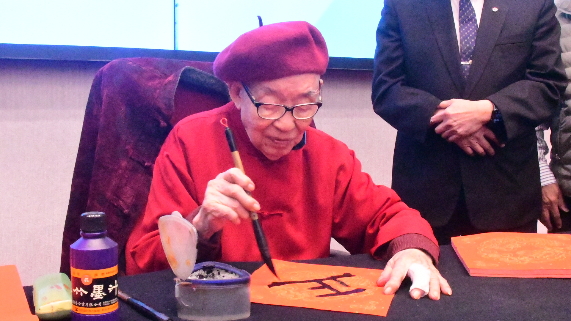 正修創校60週年 百歲人瑞王錫圭揮毫贈春聯圖片