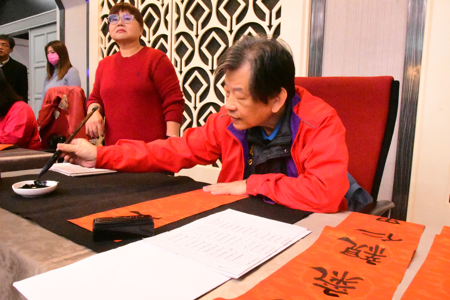 正修創校60週年 百歲人瑞王錫圭揮毫贈春聯圖片