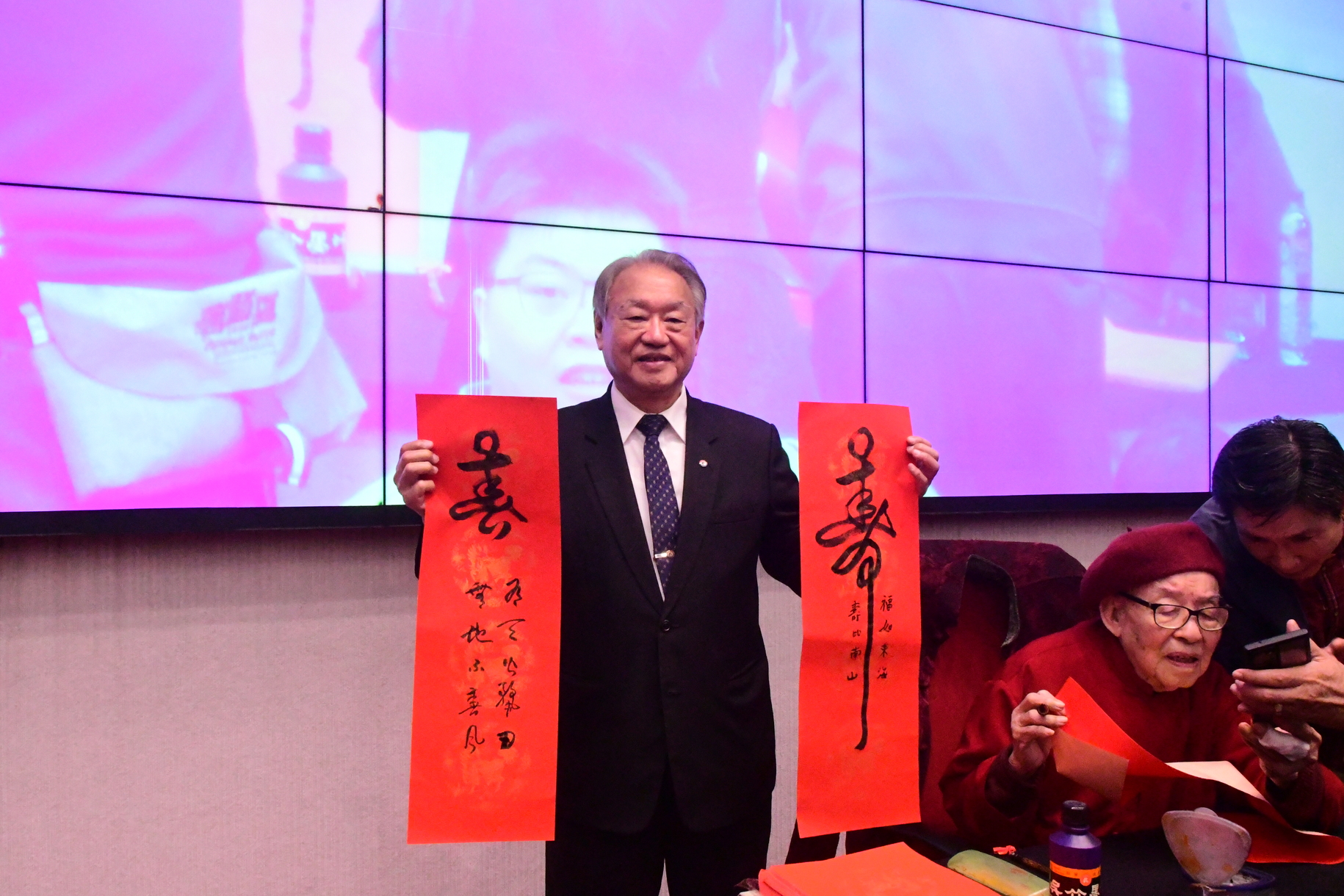 正修創校60週年 百歲人瑞王錫圭揮毫贈春聯圖片