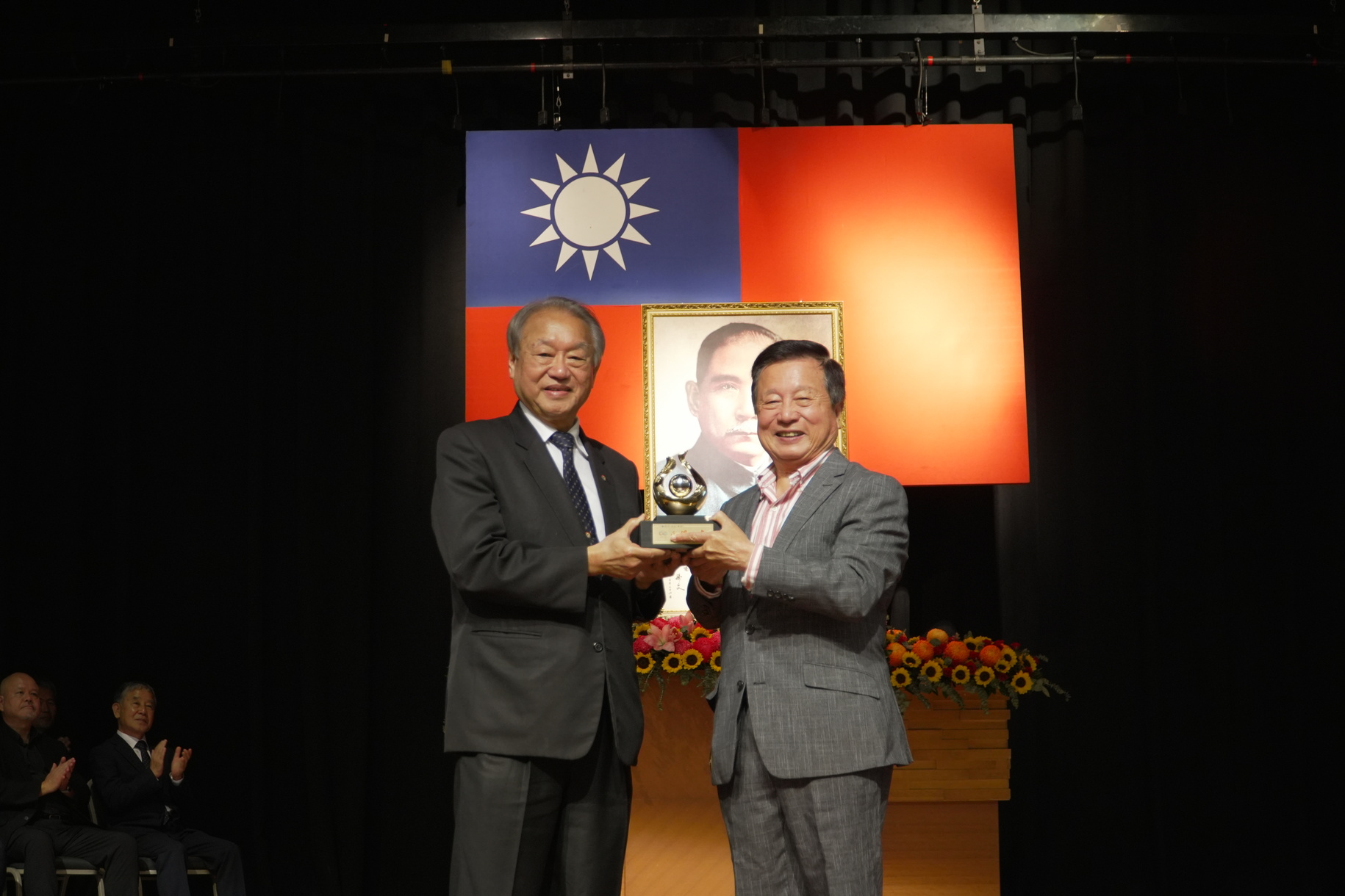 正修科技大學歡慶創校六十週年  表揚正修之光黃啟川陳財佑校友圖片