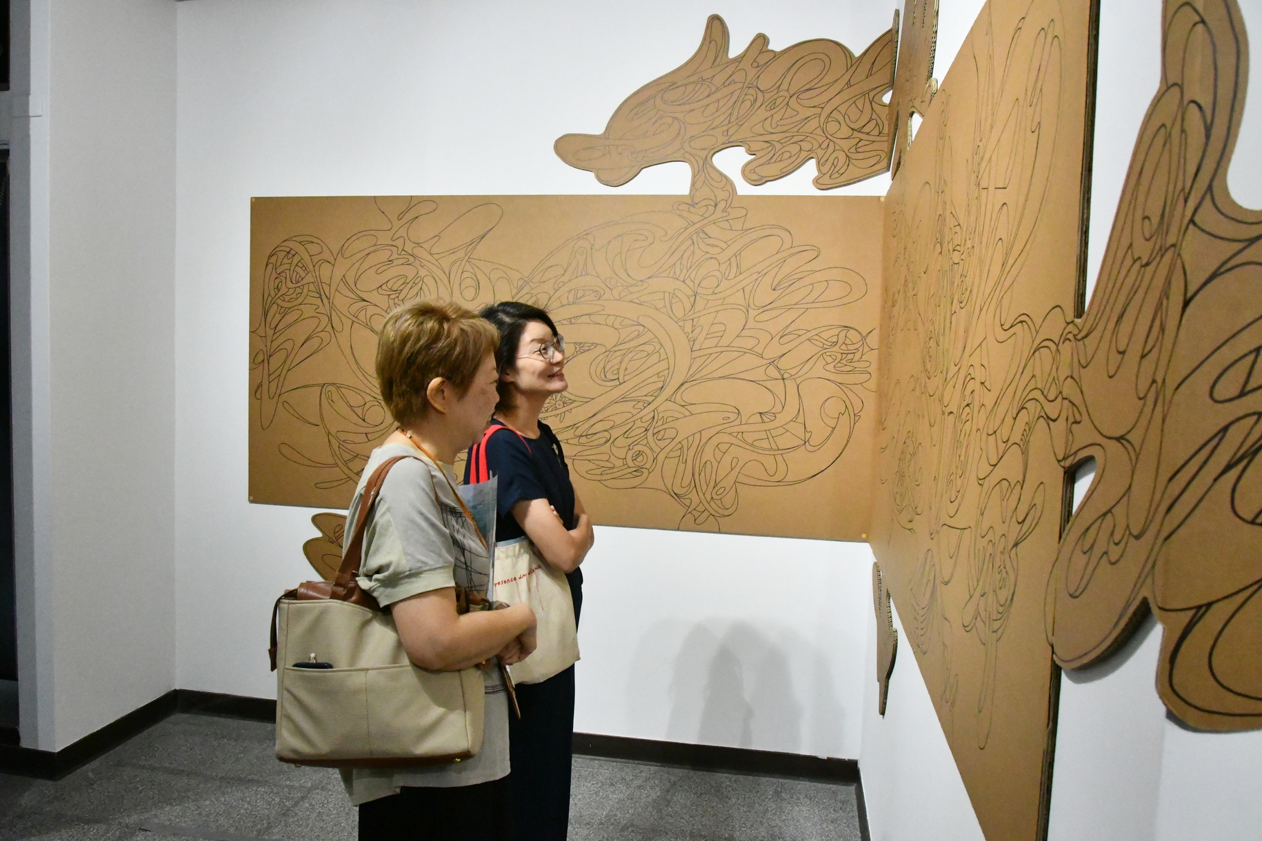 梁任宏《吹牛皮在紙上》正修開展 手繪切割瓦楞紙風格獨特圖片