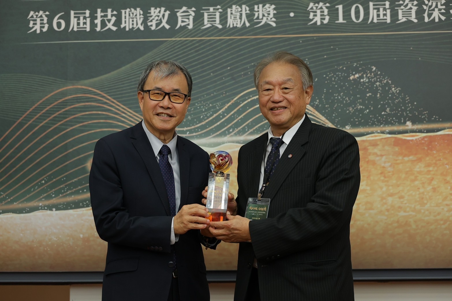 推動技職教育績效卓越務實辦學足堪表率 正修科大校長龔瑞璋獲頒技職教育貢獻獎圖片