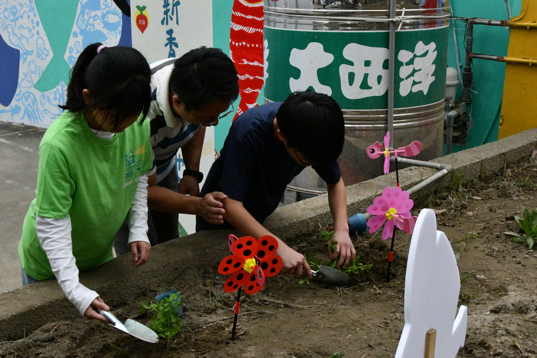 正修USR傳承旗津漁村飲食文化 藝術家攜手學童們彩繪魚露基地圖片