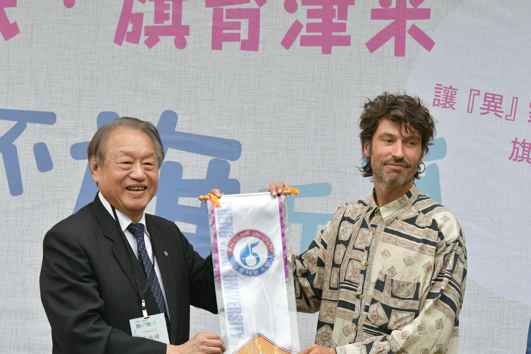 正修USR傳承旗津漁村飲食文化 藝術家攜手學童們彩繪魚露基地圖片