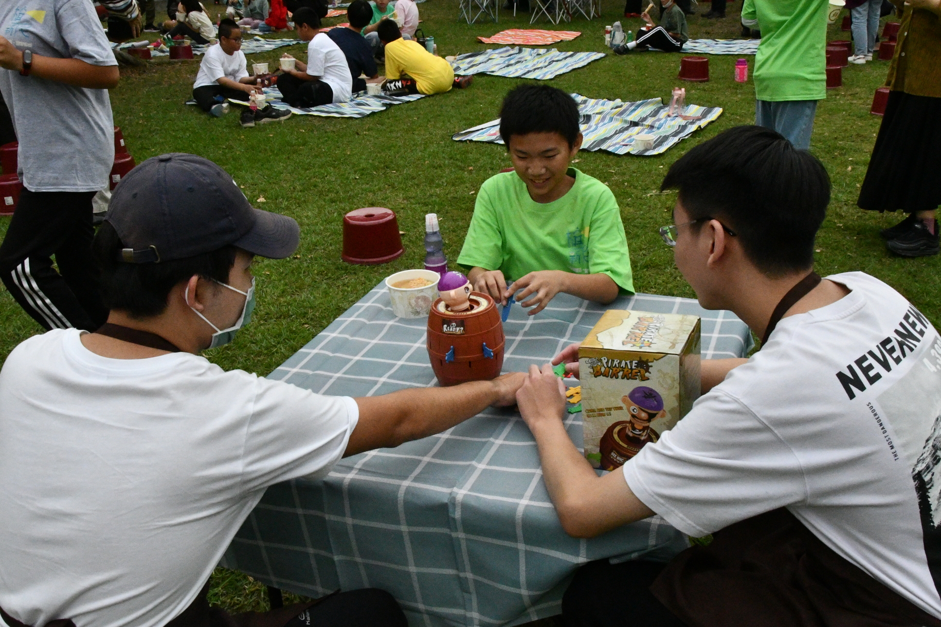 正修USR傳承旗津漁村飲食文化 藝術家攜手學童們彩繪魚露基地圖片