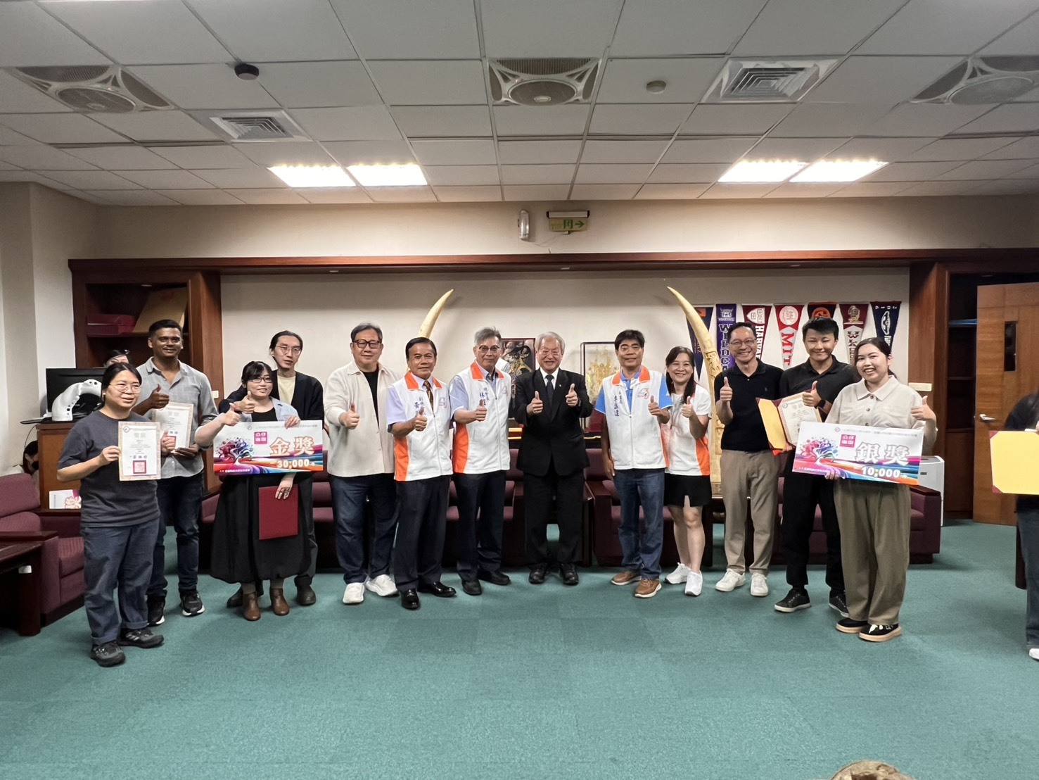 正修科大60週年校慶LOGO暨公仔造形設計競賽 金獎《璀璨六秩》呈現出創校精神的傳承與象徵圖片