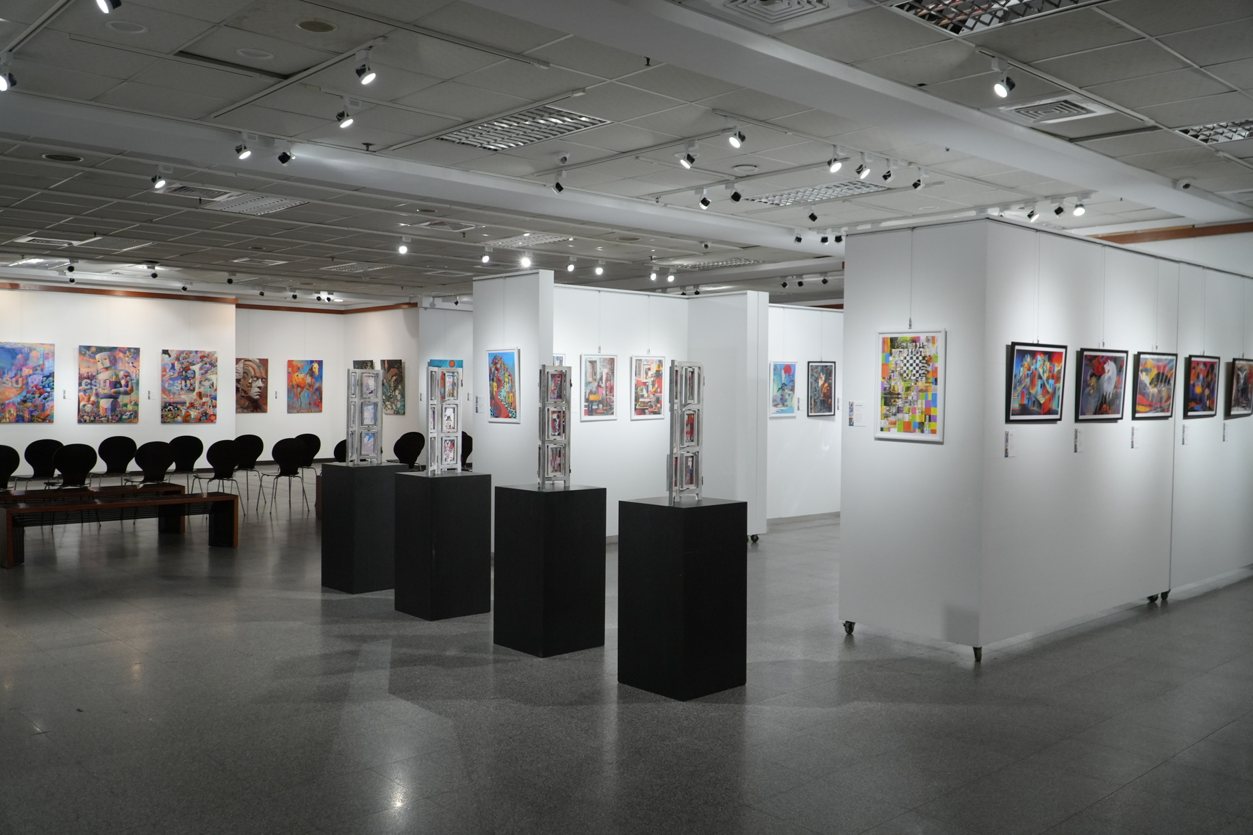 正修科藝處開學首展《像素的覺醒》登場 蔡頌德展逾百件AI視覺創作探索無限可能圖片