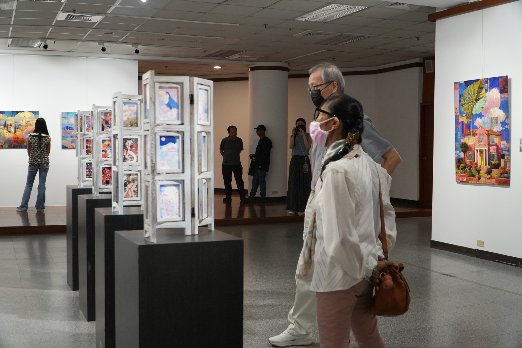 正修科藝處開學首展《像素的覺醒》登場 蔡頌德展逾百件AI視覺創作探索無限可能圖片