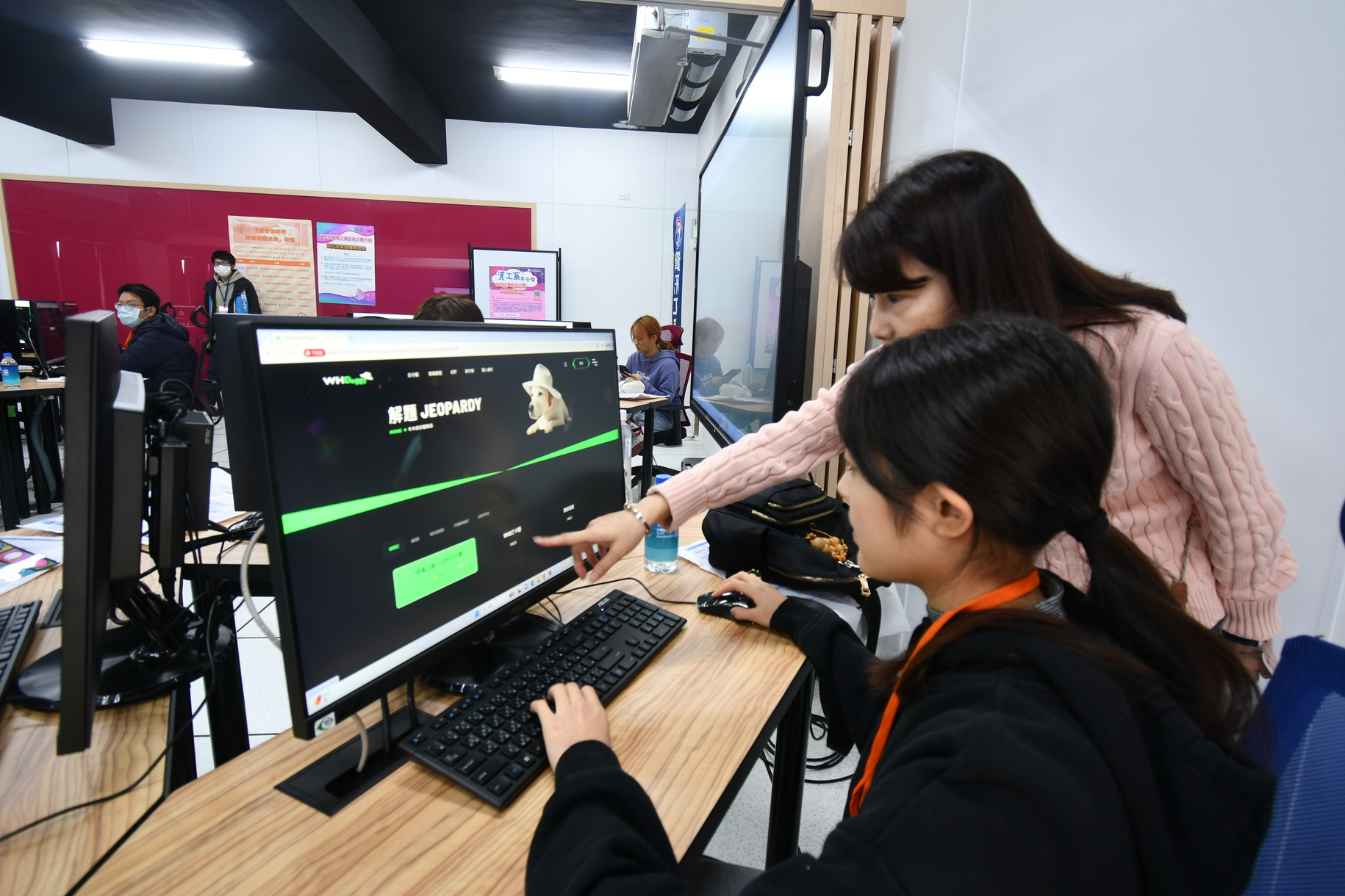 Cheng Shiu University Winter Camp in Full Swing with Department of Cosmetics and Fashion Styling Launching "Feather Encounter with Fragrance” and Team of Information Security Fighting against HackersImage