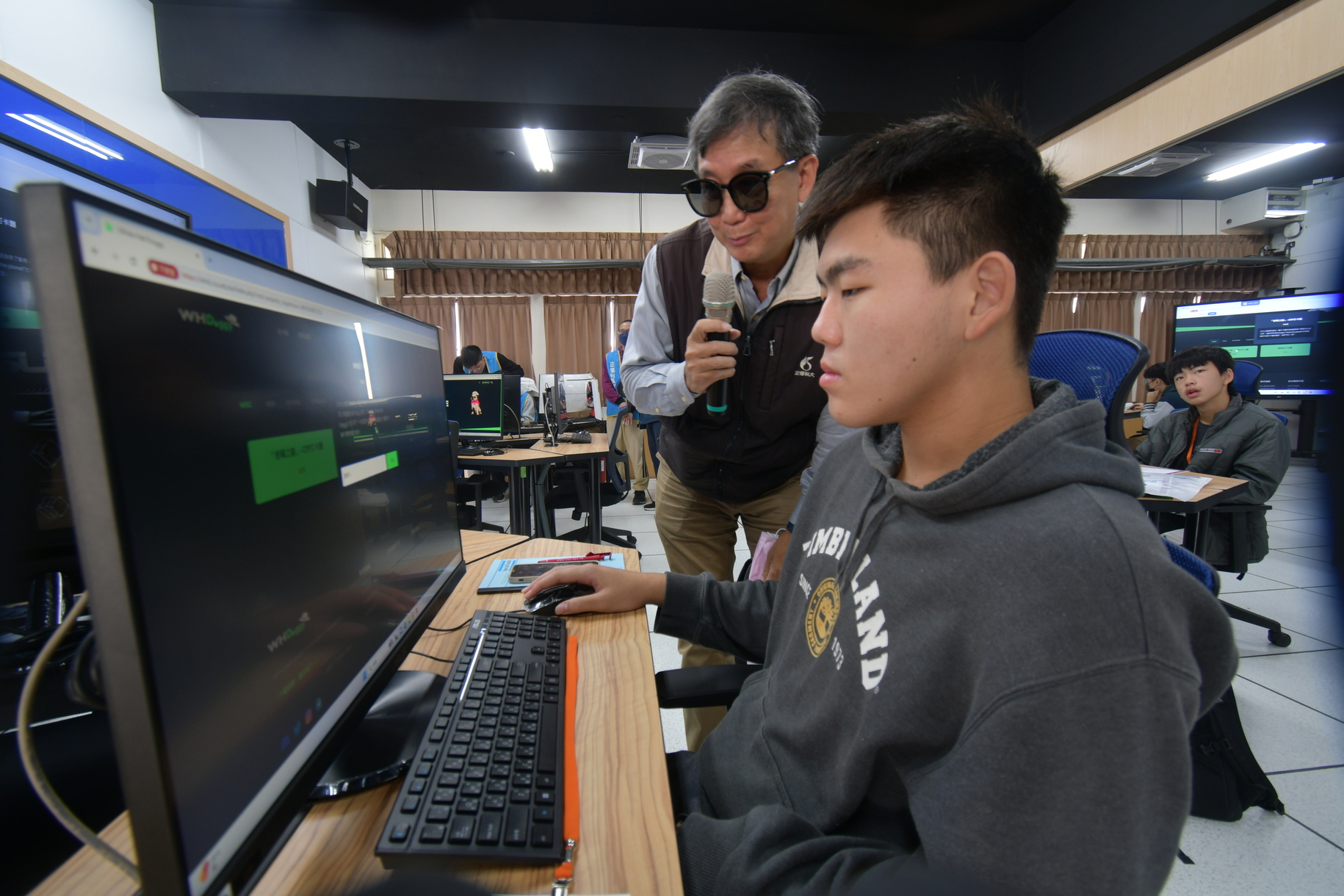 Cheng Shiu University Winter Camp in Full Swing with Department of Cosmetics and Fashion Styling Launching "Feather Encounter with Fragrance” and Team of Information Security Fighting against HackersImage