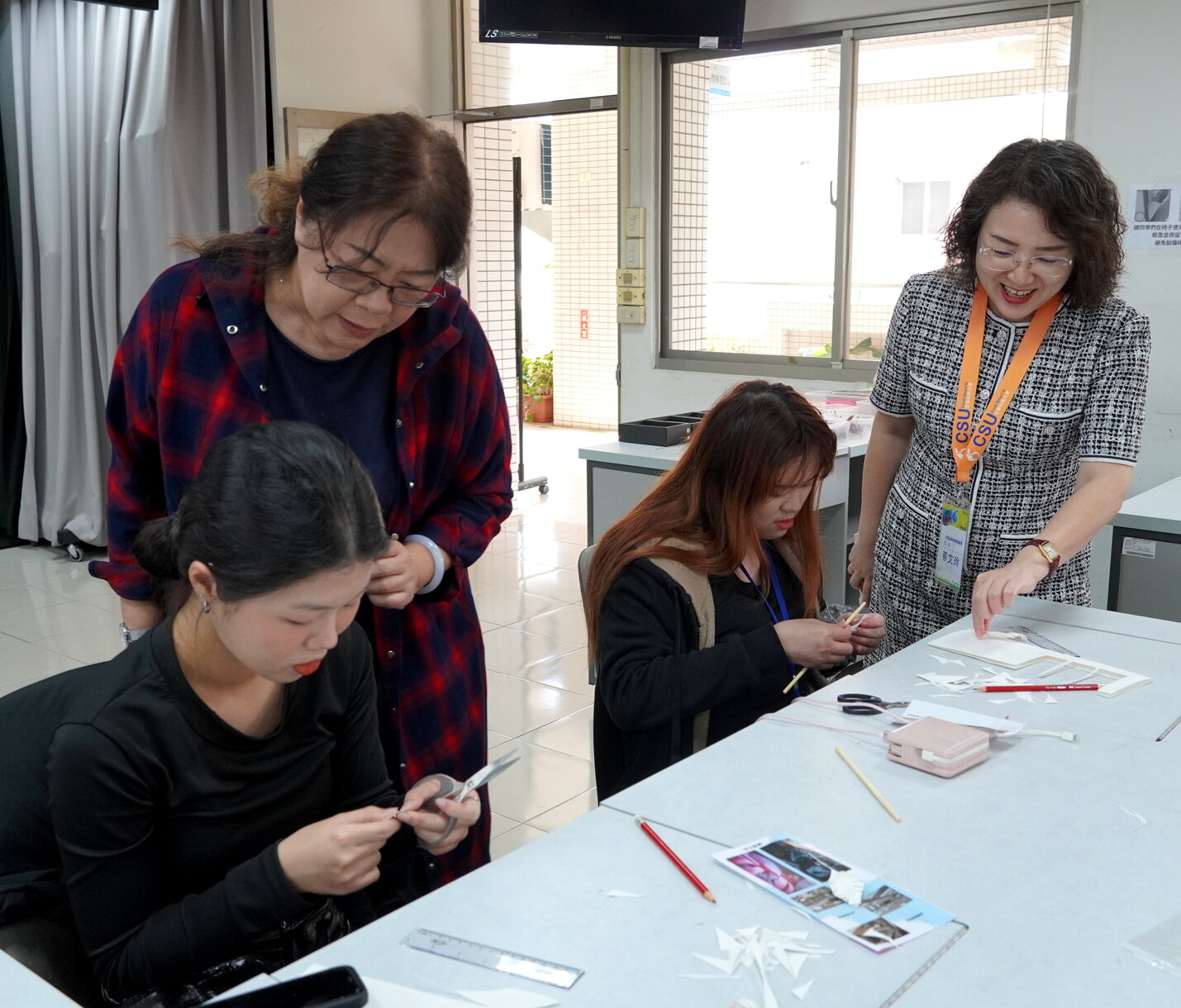 Cheng Shiu University Winter Camp in Full Swing with Department of Cosmetics and Fashion Styling Launching "Feather Encounter with Fragrance” and Team of Information Security Fighting against HackersImage
