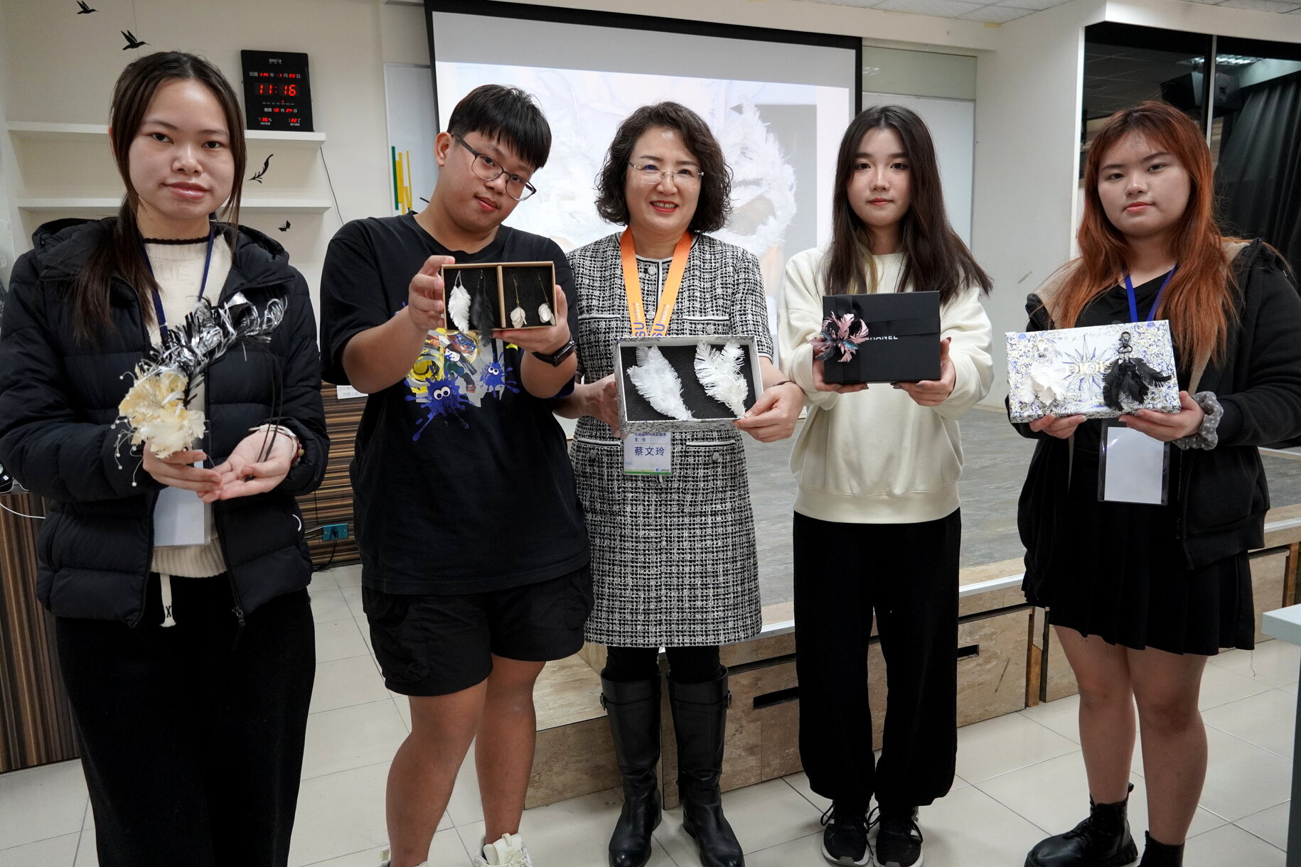 Cheng Shiu University Winter Camp in Full Swing with Department of Cosmetics and Fashion Styling Launching "Feather Encounter with Fragrance” and Team of Information Security Fighting against HackersImage