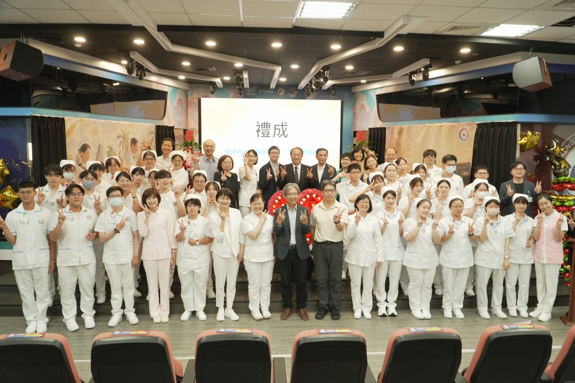 正修科技大學護理系舉辦首屆加冠典禮 35位學生傳光宣誓邁向臨床實習新里程圖片