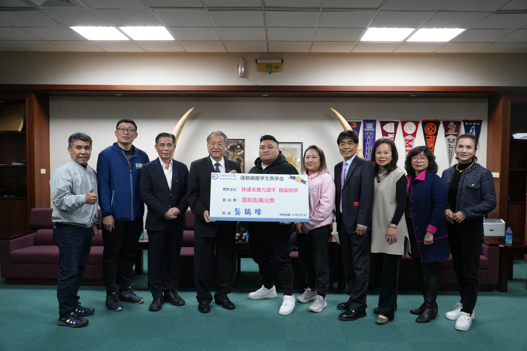 正修休運系楊森從傷痛到世界之巔 成都世運會勇奪金牌返校分享榮耀圖片