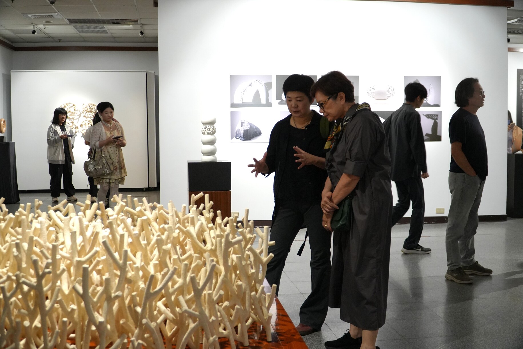 正修科藝處「那片礁鄭宏南個展」登場 以石雕與陶藝交織海洋記憶與生命感知圖片